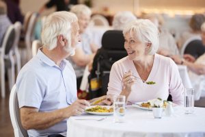 Un couple âgé savourant un repas dans un restaurant.