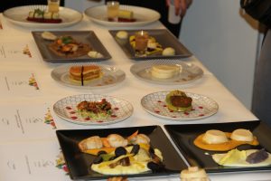 Une table pleine d'assiettes avec de la nourriture dessus.