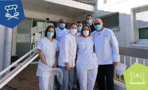 Un groupe de médecins et d'infirmières portant des masques devant un bâtiment.