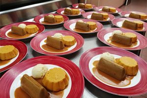 Une assiette de desserts aux textures modifiées sur un comptoir, destinée aux personnes souffrant de troubles de la déglutition.