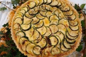 Au menu chez VITALREST, une quiche aux courgettes et aux herbes