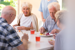 Partager un repas : améliorer le bien-être des personnes âgées